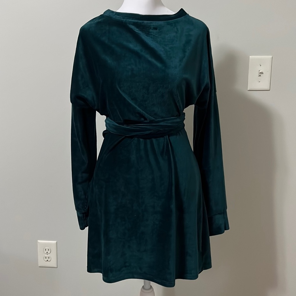Dark green velvet mini dress with long sleeves. Belt attached.